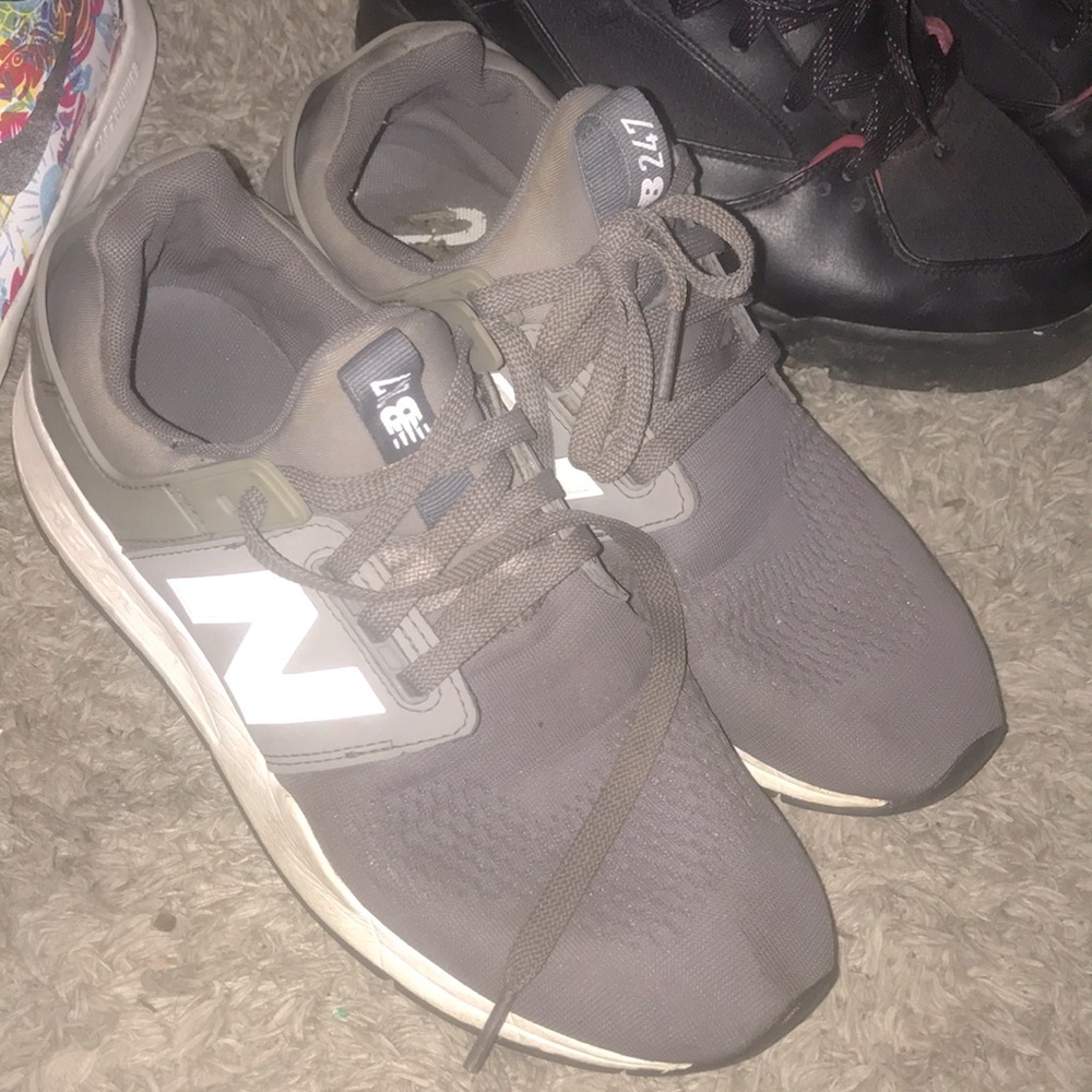 NEW BALANCE WOMEN SHOES SIZE 7 US